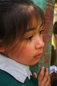 agricultura, Centro Educativo Santa María de la Providencia de Fe y Alegria, FC < 1 CATEGORIA, Fe y Alegria, feria, J.M.Blanch, niña < niñez, niñez, retrato espontaneo, rostro 3 AUTOR, Centro Educativo Santa María de la Providencia de Fe y Alegria, Centros, EDAD, EDUCACION FORMAL, FC, FIESTAS Y CELEBRACIONES, Fe y Alegria, J.M.Blanch, PERSONA, Pueblos de las Reducciones, RETRATO, TRABAJO, TRABAJO Y ARTESANIA, _NUEVAS, agricultura, cara, feria, fiesta civil, niña, niñez, retrato espontaneo, rostro