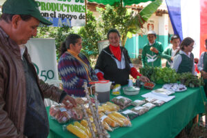 agricultura, Centro Educativo Santa María de la Providencia de Fe y Alegria, FC < 1 CATEGORIA, Fe y Alegria, feria, J.M.Blanch, niñez 3 AUTOR, Centro Educativo Santa María de la Providencia de Fe y Alegria, Centros, EDAD, EDUCACION FORMAL, FC, FIESTAS Y CELEBRACIONES, Fe y Alegria, J.M.Blanch, PERSONA, Pueblos de las Reducciones, TRABAJO, TRABAJO Y ARTESANIA, _NUEVAS, agricultura, feria, fiesta civil, niñez