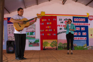 2018 25 años Escuelas Arroyito, Arroyito < Fe y Alegría, Asentamiento Arroyito, Cultura campesina, CULTURA PARAGUAYA, EDUCACION FORMAL, Fe y Alegria, Fe y Alegría < JESUITAS (OBRAS), guitarra, hombre, JESUITAS (OBRAS), mujer < adulto, WEB < Pueblos de las Reducciones 2018 25 años Escuelas Arroyito, Arroyito, Asentamiento Arroyito, CULTURA PARAGUAYA, Campesinos, Canto, Centros, Cultura campesina, EDAD, EDUCACION FORMAL, Fe y Alegria, Fe y Alegría, JESUITAS (OBRAS), MUSICA y BAILES, PERSONA, Pueblos de las Reducciones, Vida campesina, WEB, adulto, guitarra, hombre, instrumentos, mujer, varon