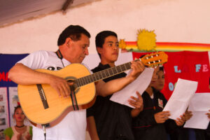 2018 25 años Escuelas Arroyito, Arroyito < Fe y Alegría, Asentamiento Arroyito, Cultura campesina, CULTURA PARAGUAYA, EDUCACION FORMAL, Fe y Alegria, Fe y Alegría < JESUITAS (OBRAS), guitarra, JESUITAS (OBRAS), WEB < Pueblos de las Reducciones 2018 25 años Escuelas Arroyito, Arroyito, Asentamiento Arroyito, CULTURA PARAGUAYA, Campesinos, Canto, Centros, Cultura campesina, EDUCACION FORMAL, Fe y Alegria, Fe y Alegría, JESUITAS (OBRAS), MUSICA y BAILES, Pueblos de las Reducciones, Vida campesina, WEB, guitarra, instrumentos