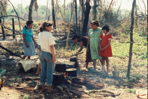 3 AUTOR, Camba rembe (Esc. de San Pedro), cocina < Cultura campesina, cocina < SUS NECESIDADES, CULTURA PARAGUAYA, Fe y Alegria, Fe y Alegría < JESUITAS (OBRAS), J.M.Blanch, JESUITAS (OBRAS), mujeres, WEB < Pueblos de las Reducciones 3 AUTOR, CULTURA PARAGUAYA, Camba rembe (Esc. de San Pedro), Campesinos, Centros, Cultura campesina, EDUCACION FORMAL, Fe y Alegria, Fe y Alegría, J.M.Blanch, JESUITAS (OBRAS), NECESIDADES DE PERSONAS, Pueblos de las Reducciones, SUS NECESIDADES, Vida campesina, WEB, _NUEVAS, cocina, mujeres