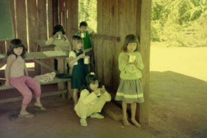 3 AUTOR, Camba rembe (Esc. de San Pedro), Fe y Alegría < JESUITAS (OBRAS), FJ < 1 CATEGORIA, J.M.Blanch, JESUITAS (OBRAS), Neg Color 35 mm, niña < niñez, retrato de grupo, WEB < Pueblos de las Reducciones 2 SOPORTE ORIGINAL, 3 AUTOR, Camba rembe (Esc. de San Pedro), EDAD, FJ, Fe y Alegría, J.M.Blanch, JESUITAS (OBRAS), Neg Color 35 mm, PERSONA, Pueblos de las Reducciones, RETRATO, WEB, niña, niñez, retrato de grupo