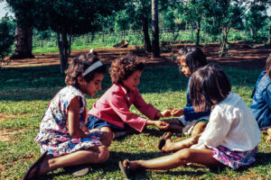 3 AUTOR, alumno, Camba rembe (Esc. de San Pedro), clase, concentracion, Fe y Alegria, Fe y Alegría < JESUITAS (OBRAS), grupo, J.M.Blanch, JESUITAS (OBRAS), Neg Color 35 mm, retrato espontaneo, WEB < Pueblos de las Reducciones 2 SOPORTE ORIGINAL, 3 AUTOR, CANTIDAD, Camba rembe (Esc. de San Pedro), Centros, Colegio, EDUCACION FORMAL, Escuela, Fe y Alegria, Fe y Alegría, J.M.Blanch, JESUITAS (OBRAS), Neg Color 35 mm, PERSONA, Pueblos de las Reducciones, RETRATO, WEB, alumno, clase, concentracion, grupo, retrato espontaneo