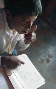 3 AUTOR, alumno, Camba rembe (Esc. de San Pedro), clase, concentracion, Fe y Alegria, Fe y Alegría < JESUITAS (OBRAS), grupo, J.M.Blanch, JESUITAS (OBRAS), Neg Color 35 mm, retrato espontaneo, WEB < Pueblos de las Reducciones 2 SOPORTE ORIGINAL, 3 AUTOR, CANTIDAD, Camba rembe (Esc. de San Pedro), Centros, Colegio, EDUCACION FORMAL, Escuela, Fe y Alegria, Fe y Alegría, J.M.Blanch, JESUITAS (OBRAS), Neg Color 35 mm, PERSONA, Pueblos de las Reducciones, RETRATO, WEB, alumno, clase, concentracion, grupo, retrato espontaneo