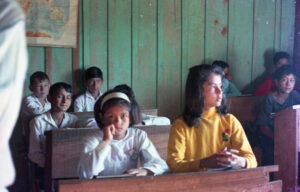 3 AUTOR, alumno, Camba rembe (Esc. de San Pedro), clase, concentracion, Fe y Alegria, Fe y Alegría < JESUITAS (OBRAS), grupo, J.M.Blanch, JESUITAS (OBRAS), Neg Color 35 mm, niña < niñez, retrato espontaneo, WEB < Pueblos de las Reducciones 2 SOPORTE ORIGINAL, 3 AUTOR, CANTIDAD, Camba rembe (Esc. de San Pedro), Centros, Colegio, EDAD, EDUCACION FORMAL, Escuela, Fe y Alegria, Fe y Alegría, J.M.Blanch, JESUITAS (OBRAS), Neg Color 35 mm, PERSONA, Pueblos de las Reducciones, RETRATO, WEB, alumno, clase, concentracion, grupo, niña, niñez, retrato espontaneo